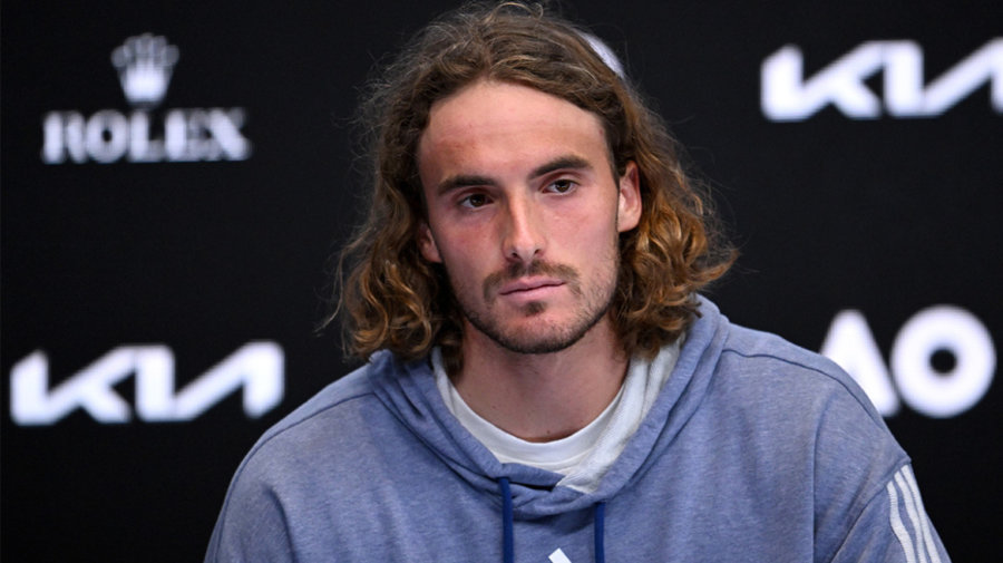 Στέφανος Τσιτσιπάς: Καλείται να παραδώσει το δίπλωμά του μέχρι την επόμενη Παρασκευή καθώς η Τροχαία δεν δέχθηκε ότι οδηγούσε άλλος