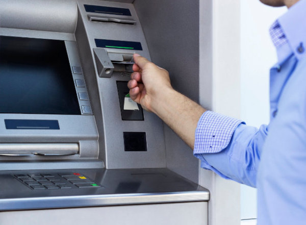 Πώς να προστατευτείτε κατά τη χρήση των ΑΤΜ – Όλα όσα πρέπει να προσέχετε