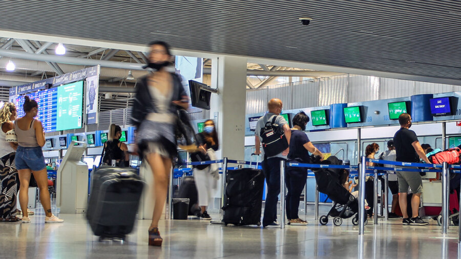 Οι Ελληνες προτιμούν το εξωτερικό για διακοπές – Πού ταξιδεύουν και πόσα ξοδεύουν