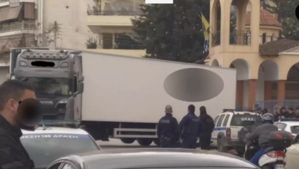 Ανατροπή νταλίκας στη Θηβών – Μποτιλιάρισμα στη συμβολή με Πέτρου Ράλλη