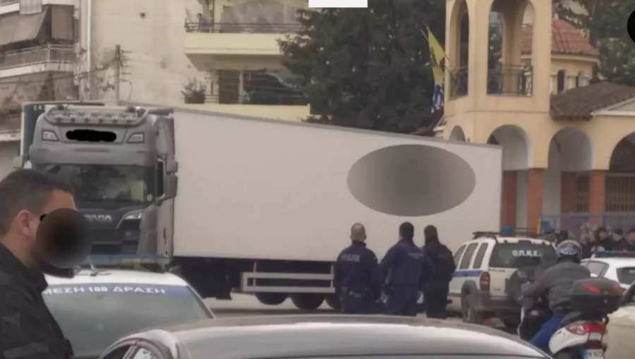 Ανατροπή νταλίκας στη Θηβών – Μποτιλιάρισμα στη συμβολή με Πέτρου Ράλλη