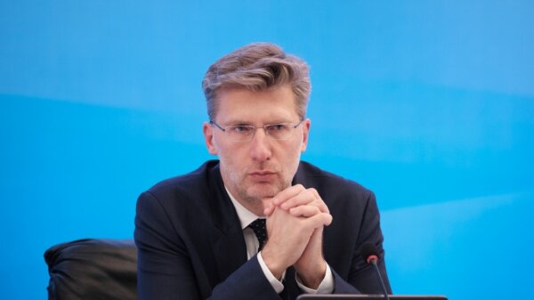 Σκέρτσος για τα 10 χρόνια Μητσοτάκη στη ΝΔ: Πραγματισμός, μετριοπάθεια, ανθεκτικότητα και ενσυναίσθηση τον κάνουν διαφορετικό