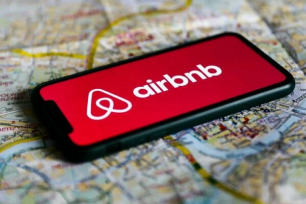 Σφίγγει ο κλοιός στις μισθώσεις τύπου Airbnb: Καθεστώς επιτηδεύματος ανά ακίνητο και μπλόκο σε νέες άδειες