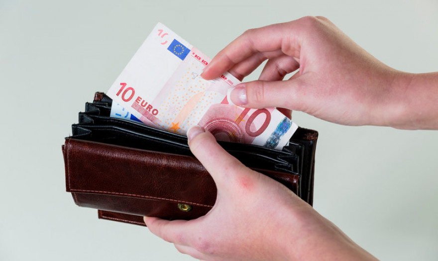 Τριπλή αύξηση σε μισθούς και συντάξεις έως το 2027 – Το σχέδιο για επαναφορά των δώρων