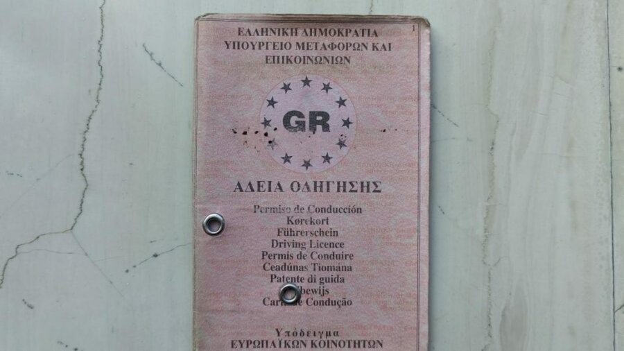 Δίπλωμα οδήγησης: Τι ισχύει με την ανανέωση και ποιοι πρέπει να παραδώσουν το παλιό ροζ χάρτινο
