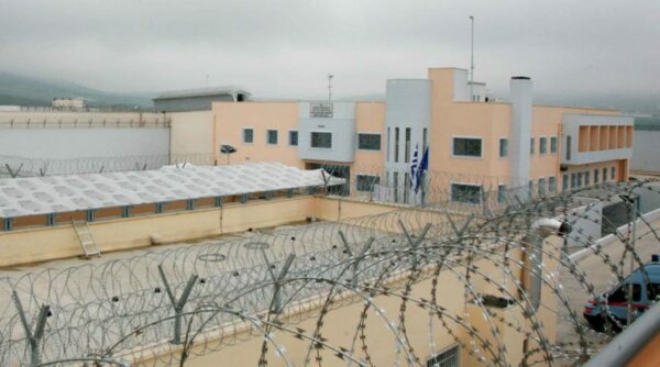 Προσωρινά κρατούμενοι ο δράστης και ο Αρχιφύλακας για το έγκλημα στις Φυλακές Δομοκού