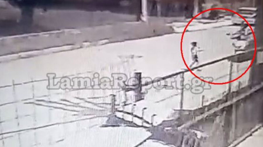 Λαμία: Απίστευτο βίντεο – Χτύπησε με το μηχανάκι 5χρονο, τον κλώτσησε και τον εγκατέλειψε