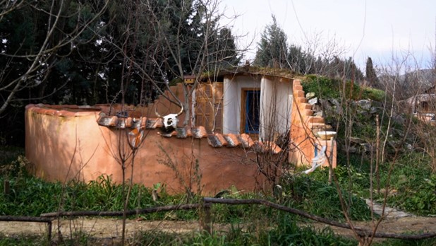 Σπίτια από άχυρο και κόκκινο πηλό λίγα λεπτά από τη Λάρισα (video)