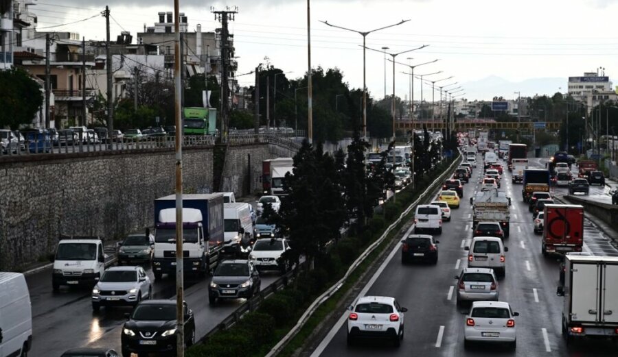 Όπου «φύγει-φύγει» οι Αθηναίοι για τα Χριστούγεννα: Πάνω από 36.700 οχήματα πέρασαν τα διόδια της Κορίνθου – Γεμάτα τα ΚΤΕΛ