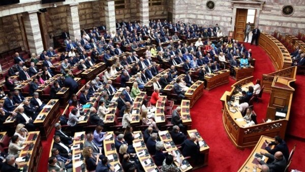 Επί τάπητος η άρση της μονιμότητας στο δημόσιο – Αντιδράσεις της αντιπολίτευσης – Ποια είναι η κοινοβουλευτική διαδικασία
