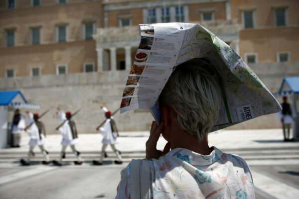 Καύσωνας και υγεία: Οι ηλικιωμένοι κινδυνεύουν περισσότερο από βλάβες στα νεφρά και φλεγμονή
