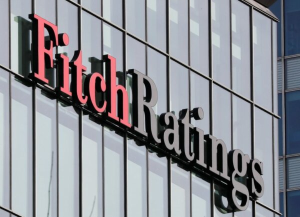 Ο οίκος Fitch αναβάθμισε τις προοπτικές της ελληνικής οικονομίας σε «θετικές»