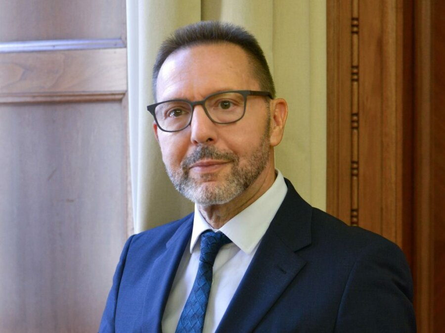 Προϊόν AI βίντεο με Στουρνάρα να μιλάει για επενδυτικά κέρδη – Προειδοποίηση από την ΤτΕ για το «μαϊμού» βίντεο