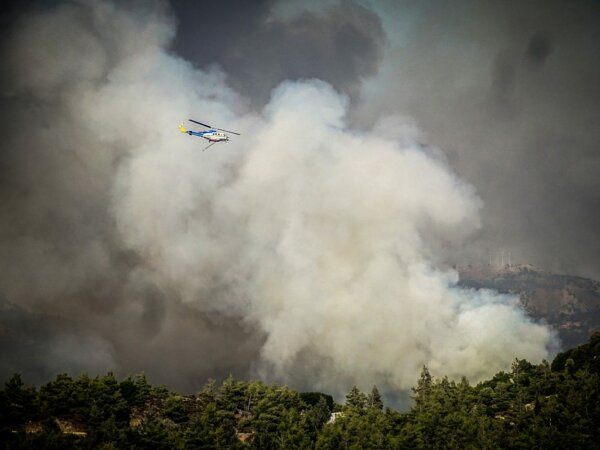 Πυρκαγιά σε δύσβατο σημείο του Ολύμπου κοντά στο καταφύγιο Κορομηλιάς