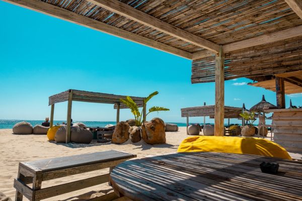 Σφραγίστηκε beach bar στη Χαλκιδική για καταπάτηση αιγιαλού – Χιλιάδες και φέτος οι καταγγελίες στο MyCoast
