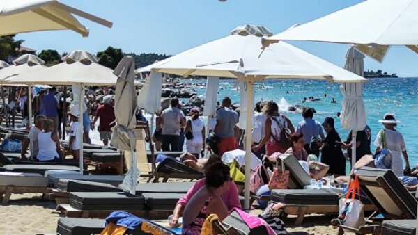 Κατάληψη αιγιαλού: Πρόστιμα, τρεις συλλήψεις & διαταγές σφράγισης σε πέντε επιχειρήσεις στη Χαλκιδική