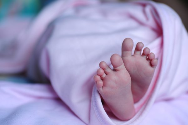 WSJ: Συναγερμός λόγω υπογεννητικότητας στον πλανήτη – «Πού πήγαν τα μωρά;»