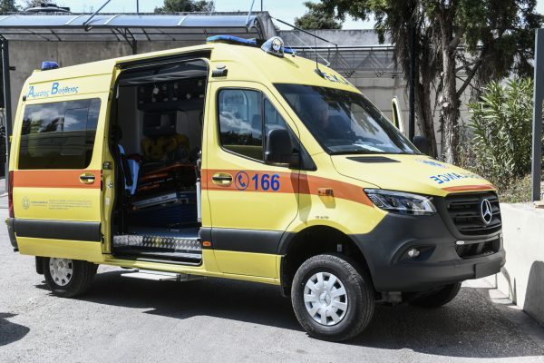 Σκιάθος: Παρ’ολίγον τραγωδία με 74χρονη τουρίστρια – Παρασύρθηκε από τα αερία τουρμπίνας αεροσκάφους