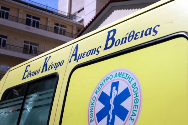 Αυτοκίνητο έπεσε σε στάση λεωφορείου στο Χαλάνδρι – Τρεις τραυματίες ενώ αυτοτραυματίστηκε ο οδηγός του οχήματος