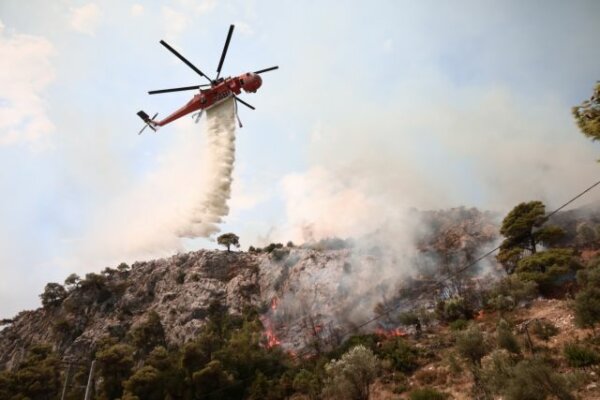Μεγάλη πυρκαγιά στη Ναύπακτο — Εκκενώθηκαν οικισμοί, «σε κρίσιμο σημείο το μέτωπο»