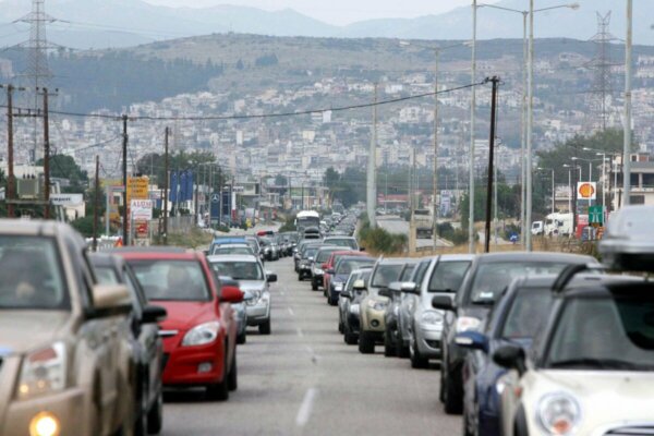 Επιστρέφουν σταδιακά οι αδειούχοι του Αυγούστου: Δυσκολίες στα Μέγαρα προς Αθήνα