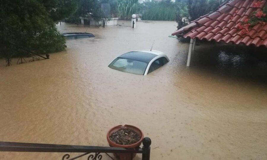 Φονικές πλημμύρες στην Ινδονησία – Τουλάχιστον 15 νεκροί