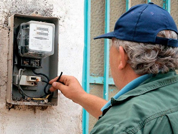 Συλλήψεις στον Τύρναβο για ρευματοκλοπή