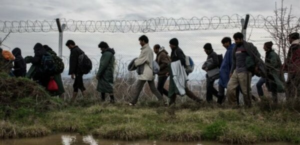 Μεταναστευτικό: Το νέο δόγμα «όποιος μπαίνει παράνομα στην Ελλάδα θα κρατείται» και τα καλοπιάσματα από Χαφτάρ