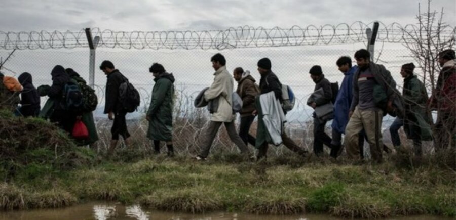 Μεταναστευτικό: Το νέο δόγμα «όποιος μπαίνει παράνομα στην Ελλάδα θα κρατείται» και τα καλοπιάσματα από Χαφτάρ