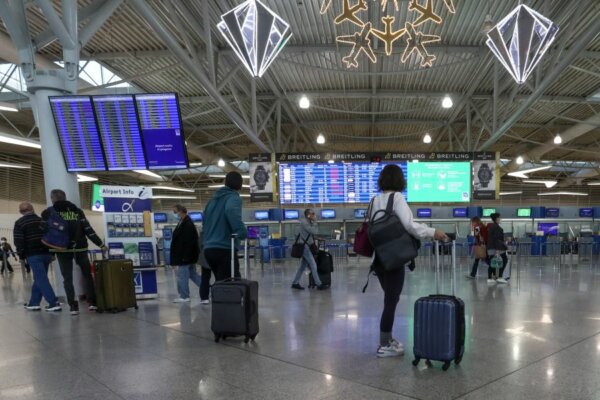 Χάος στα βρετανικά αεροδρόμια: Καθυστερήσεις στον έλεγχο διαβατηρίων και αναστάτωση στους επιβάτες