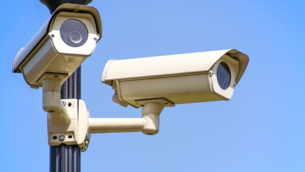 Εξυπνες κάμερες στην Αθήνα: Εγκαθίστανται 2.000 για αυτόματα πρόστιμα από υπερβολική ταχύτητα και κόκκινα φανάρια