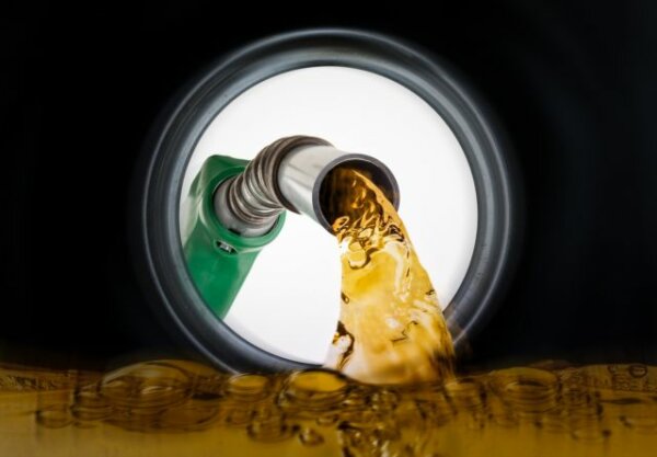 Στιγμιαίο άλμα στη τιμή του πετρελαίου μετά την πληροφορία για επίθεση του Ισραήλ στο Ιράν