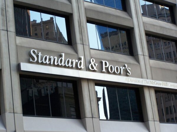 S&P: Επιβεβαίωσε το αξιόχρεο της Ελλάδας στο ΒΒΒ με σταθερές προοπτικές