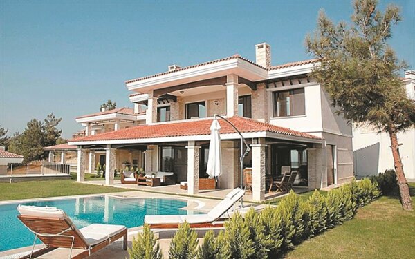 Προς ενοικίαση το 75% των εξοχικών στην Ελλάδα: Ένας στους δύο τουρίστες μένει στα… «σπίτια» μας