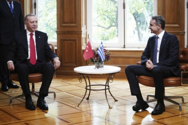 Μητσοτάκης: «Το ελάχιστο η ειρηνική συμβίωση, όχι με το δάχτυλο στη σκανδάλη» – Ερντογάν: «Δεν είναι λίγα τα θέματα που συμφωνούμε με την Ελλάδα»