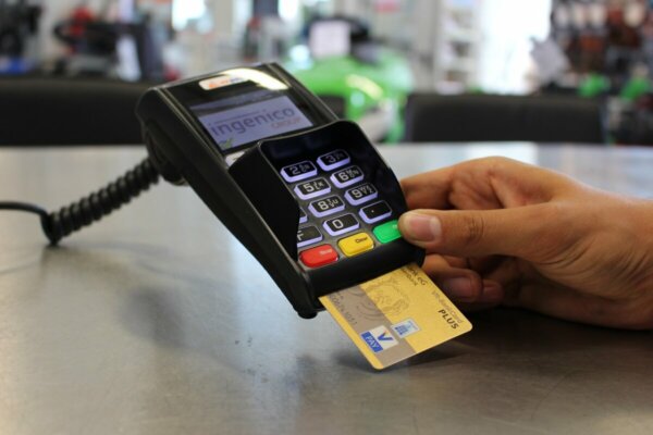 POS: Πληρωμές με κάρτα σε ταξί,περίπτερα, λαϊκές αγορές από τη Δευτέρα