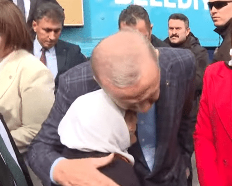 «Μαζί σου μέχρι τον τάφο» – Η γιαγιά που συγκίνησε τον Ερντογάν