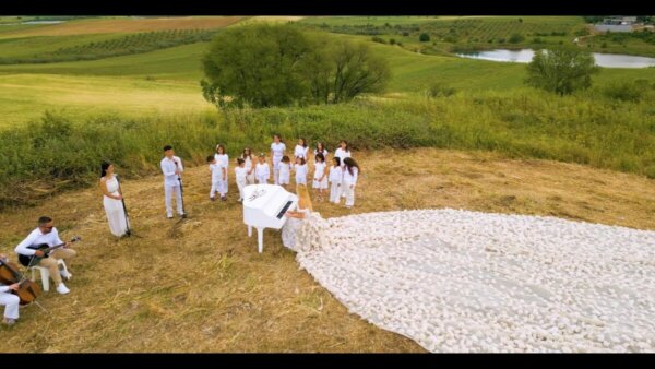 Μαθητές στη Μαγνησία δημιούργησαν το «μεγαλύτερο φόρεμα από βαμβάκι στον κόσμο»