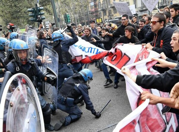 Συγκρούσεις της αστυνομίας με διαδηλωτές στο Τορίνο, όπου συνεδριάζουν οι υπουργοί Περιβάλλοντος της G7
