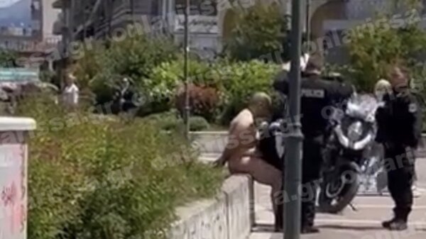 Λάρισα: Νεαρός άντρας κυκλοφορούσε γυμνός στο κέντρο της πόλης