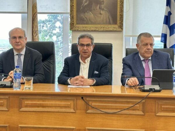 Στα Φάρσαλα ο Υπουργός Οικονομικών Κωστής Χατζηδάκης και ο Υφυπουργός Υποδομών Νίκος Ταχιάος