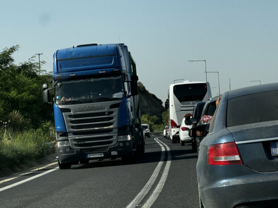 Κλειστά τούνελ στα Τέμπη – Ταλαιπωρία και ουρές αυτοκινήτων εν μέσω καύσωνα (φωτ.)