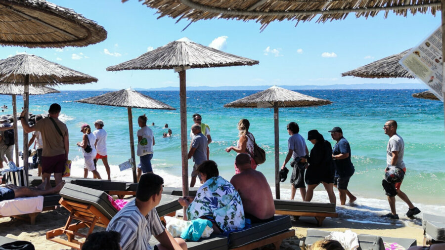 «Πλημμύρισαν» τις παραλίες όσοι δεν άφησαν την πόλη για το τριήμερο του Αγίου Πνεύματος