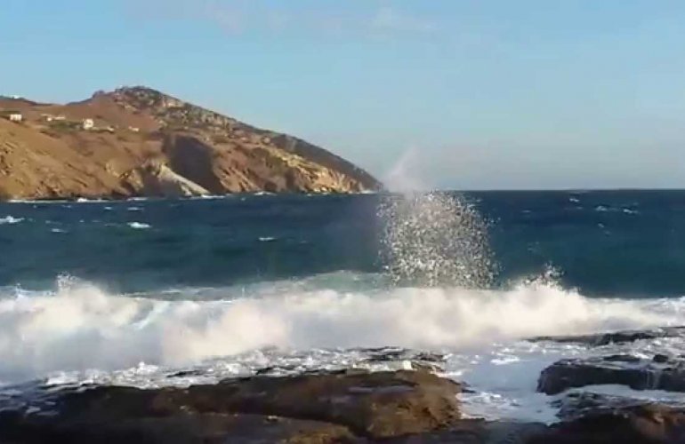 Καιρός: Ισχυροί βοριάδες μέχρι την Πρωτομαγιά – Σε ποιες περιοχές οι ριπές του ανέμου θα ξεπεράσουν τα 100 χλμ./ώρα