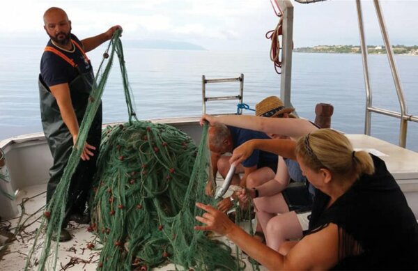 Σε απόγνωση οι παράκτιοι αλιείς του Θερμαϊκού – Άδεια τα δίχτυα τους – Εγκαταλείπουν τις βάρκες