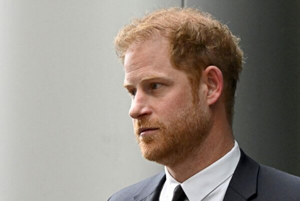 Invictus Games: Δίχως την Μέγκαν Μαρκλ και τα παιδιά τους επιστρέφει στη Βρετανία ο πρίγκιπας Χάρι