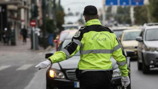 Τρίκαλα: Αφαίρεσαν δίπλωμα από καλόγρια γιατί μιλούσε στο τηλέφωνο την ώρα που οδηγούσε