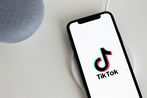 Η ΕΕ κατηγορεί την TikTok για παραβίαση των ψηφιακών κανόνων για διαφάνεια στις διαφημίσεις