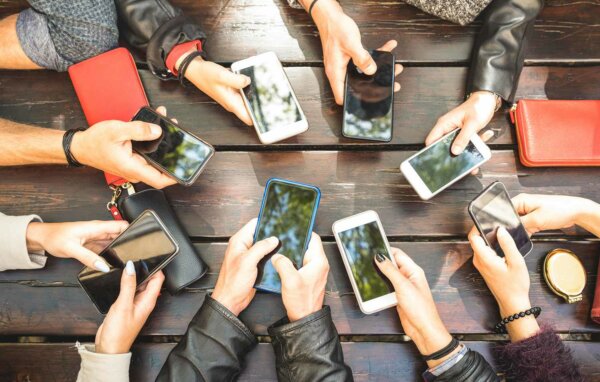 Voucher έως 70 ευρώ για smartphone: Οι δικαιούχοι – Πώς θα το πάρετε