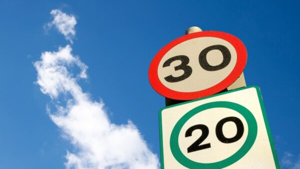 Στα 30 χιλιόμετρα η ανώτερη ταχύτητα για τα αυτοκίνητα στην οδό Βόλου